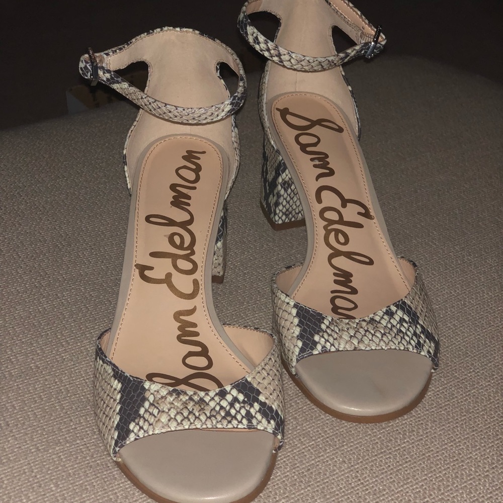 SM Edelman size 9 snake skin shoes, like new!